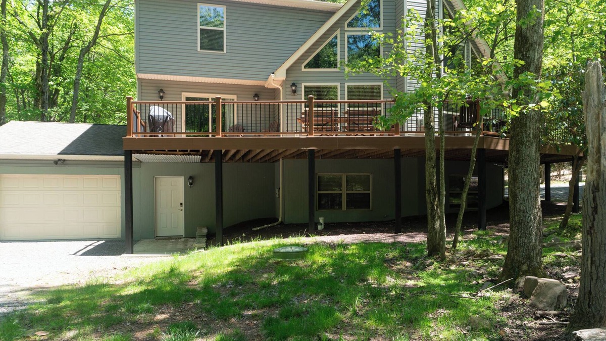 Lake Harmony Estates House | Lake Harmony Area - Beach AccessnAmazing Game Room & Tons of Room for Everyone