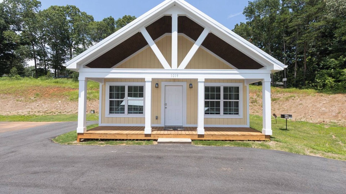Townville Cabin | Lake Hartwell Cabins-15 Minutes to Clemson-Near Green Pond Landing