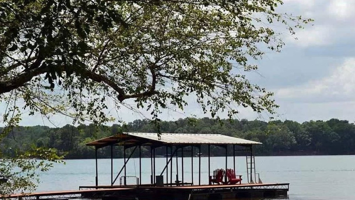 Fair Play House | Lake Hartwell Covered Dock & Sunset Beach 3BD, 1BA