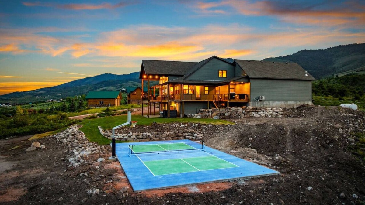 Fish Haven House | Lake Haven Lodge | Private Pickleball Court |Sleeps 40 | Spa | Views