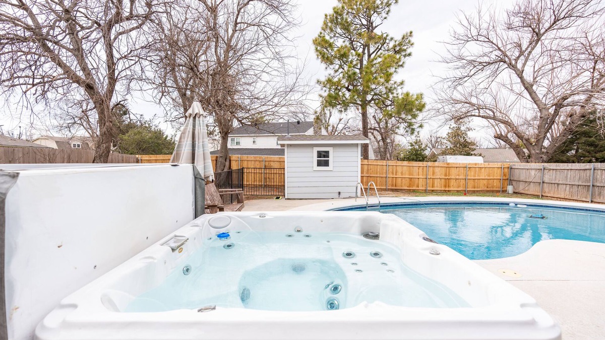 The Village Villa | LAKE HEFNER 🎣 SWIMMING POOL 🏊 HOT TUB GAME ROOM 🎱 POOL TABLE 🐶