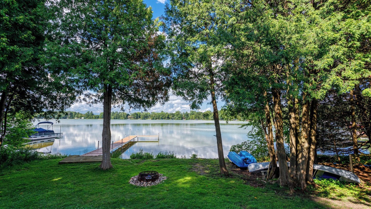 Galloway Cottage | Lake Helen Waterfront Retreat with fire pit and dock