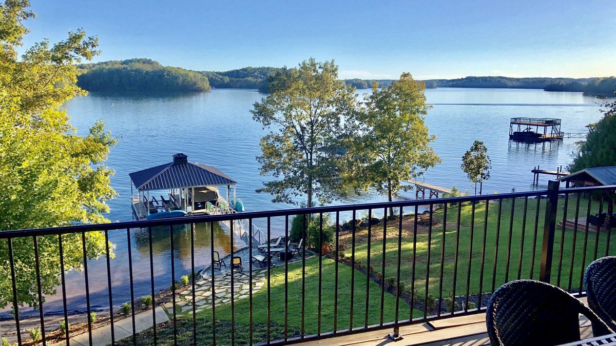 Six Mile House | Lake Holidays, Reunions, Families, Friends, Weekends, Golfers, Bikers, Clemson.
