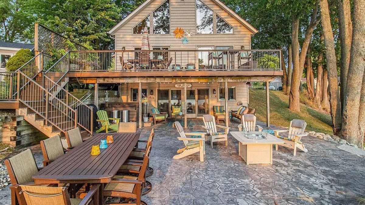Custer House | Lake Home w/Hot Tub & Spectacular Outdoor Areas. 3 Bedroom, 3 Bath. Sleeps 8