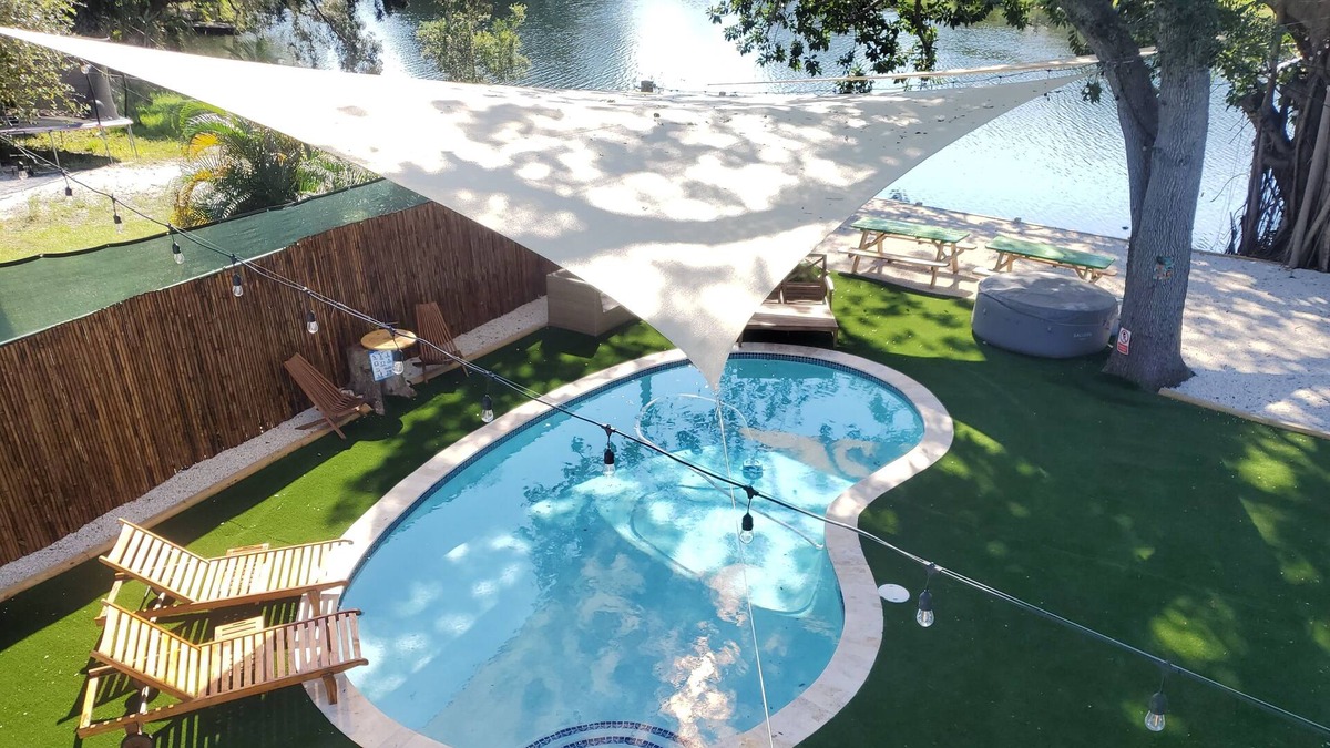 West Park Cottage | Lake House, 4 Bed heated Pool, Hot Spa, 1/4 acre Patio, 3.5mi from the beach