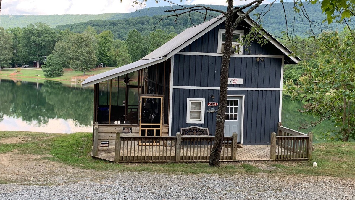 Rising Fawn Cabin | Lake House Fishing Cabin (35 minutes from Chattanooga Tn)