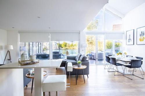 South Cerney House | Lake House