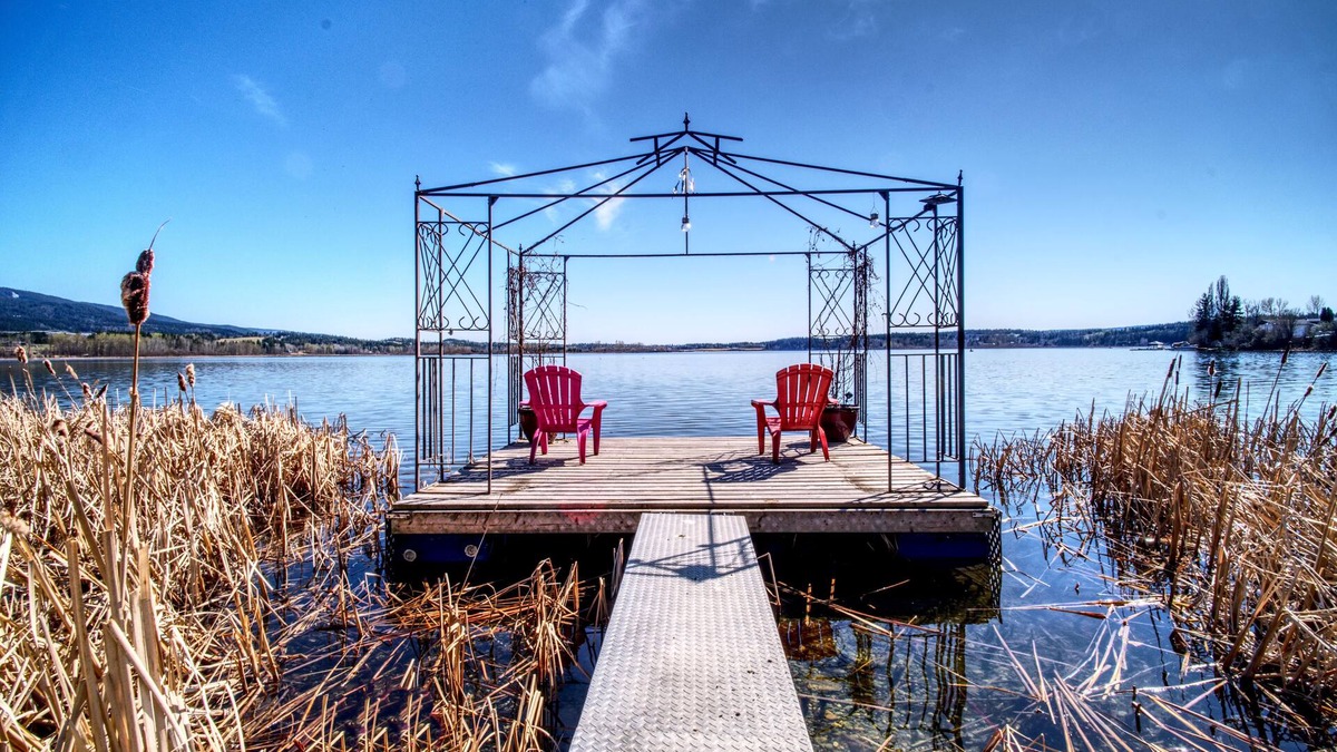 Quesnel House | Lake House Getaway With Private Dock