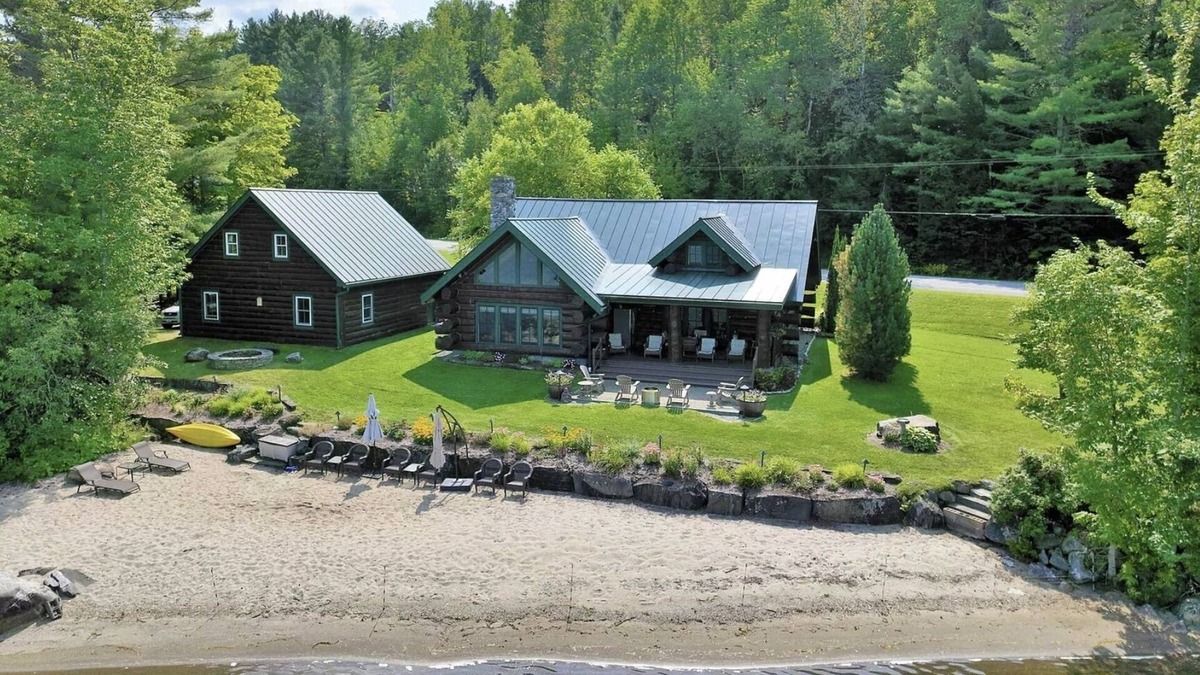 Barton House | Lake House - Modern Log Cabin. Private location on the lake for 8 Guests!