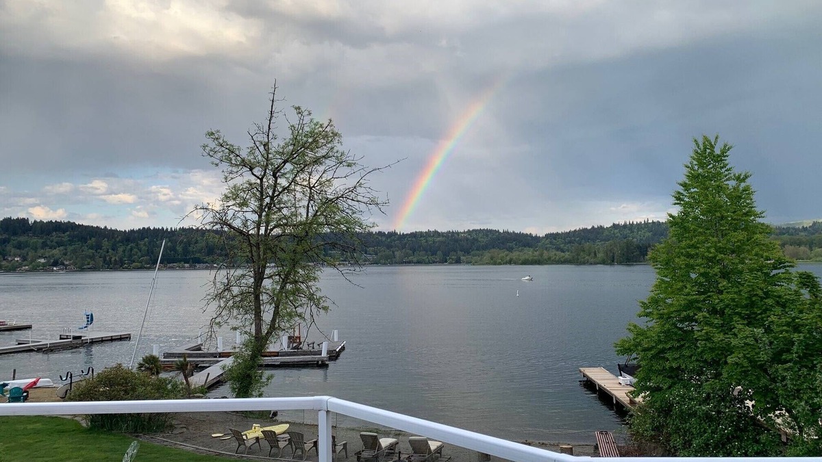 Issaquah House | Lake house, private beach, Jacuzzi tub, large deck