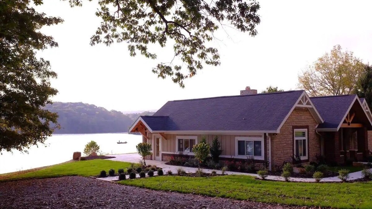Logan Cabin | Lake House Villa by HHSW
