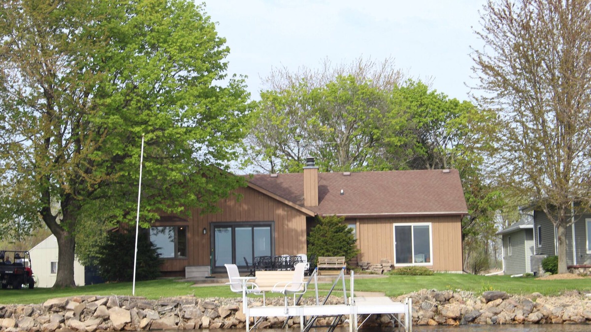 Larsen House | Lake house with easy access to Fox Valley cities