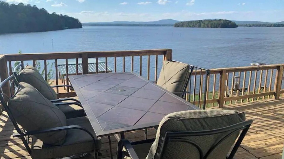 Perryville House | Lake house with million dollar view & hot tub