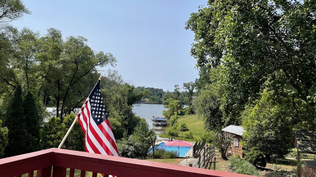 Northlakes House | Lake house with private pool.
