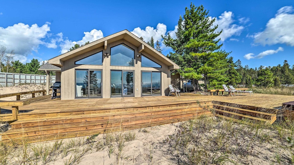 De Tour Village House | Lake Huron Home w/Direct Beach Access!