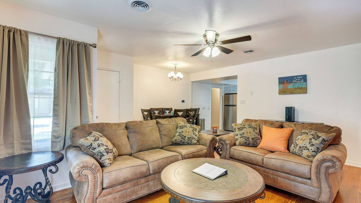 Lake Jackson House | Lake Jackson Home w/Yard, 14 Mi to Beaches!