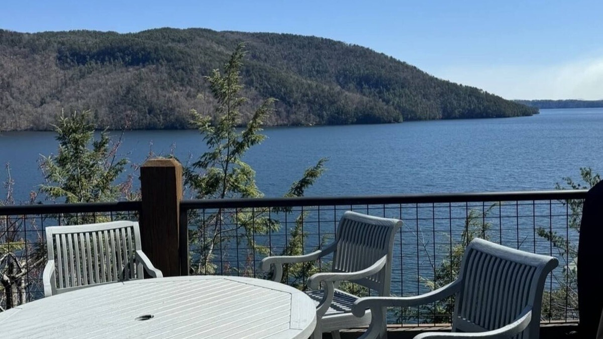 Salem House | Lake Jocassee lake front home