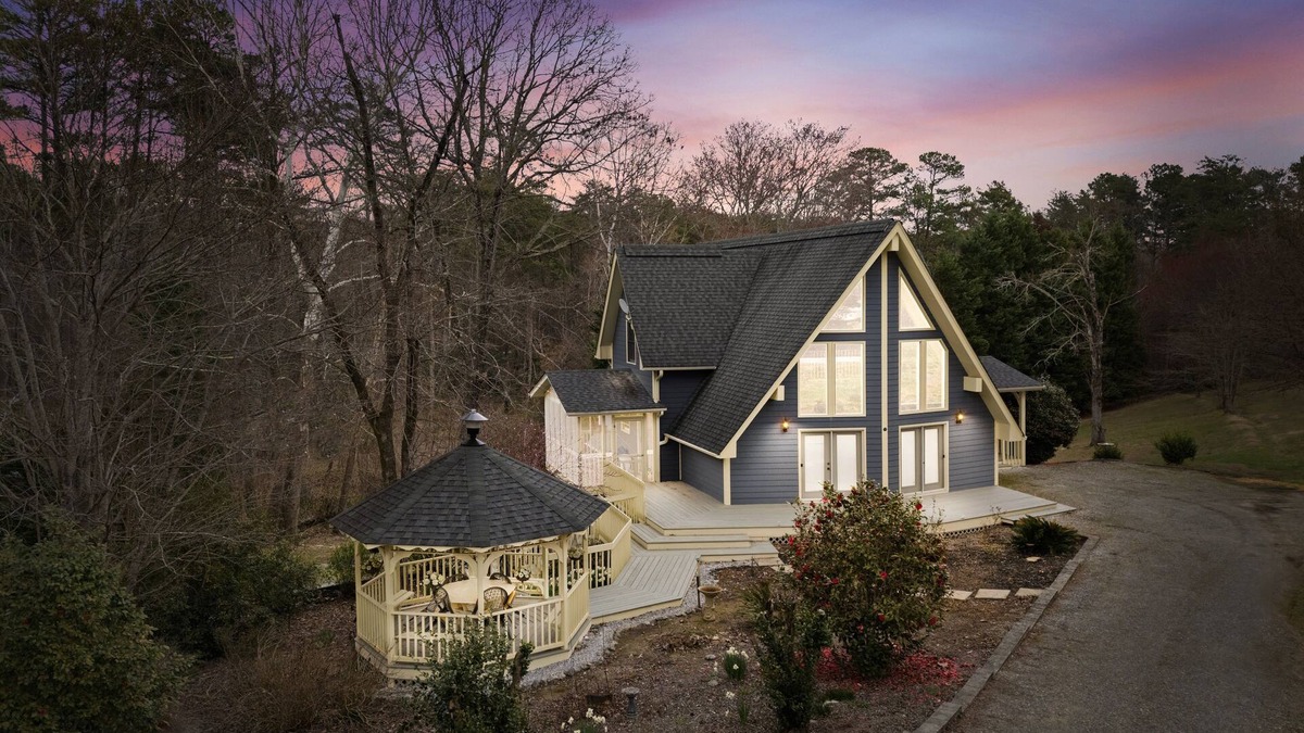 Salem House | Lake Jocassee retreat on two acres! New hot tub, Devil’s Fork State Park