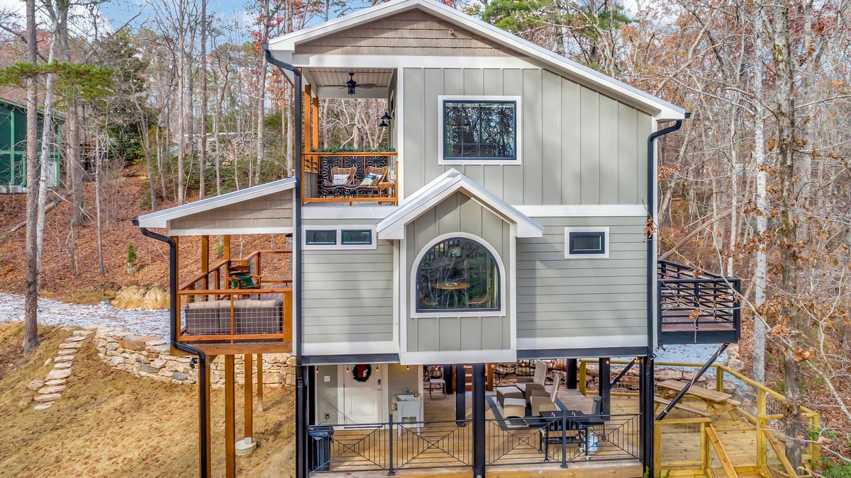 Salem House | Lake Jocassee sunflower tree house