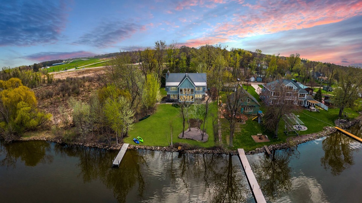 Forest Lake House | Lake life near the cities! Kayak, swim, fish, relax.