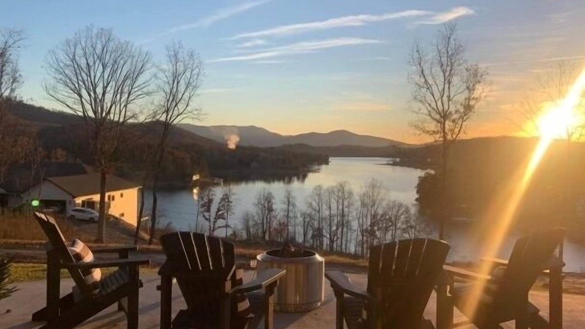Hayesville Apartment | Lake living at its best!