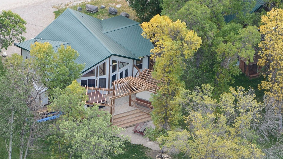 The Narrows House | Lake Manitoba Narrows - Lovely Lakefront Cottage
