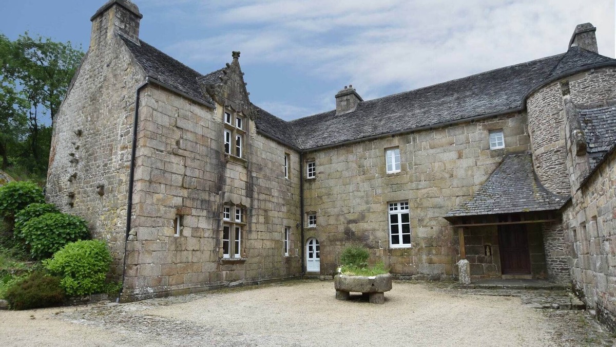 Plourin-les-Morlaix Villa | Lake Mansion in Plourin-lès-Morlaix