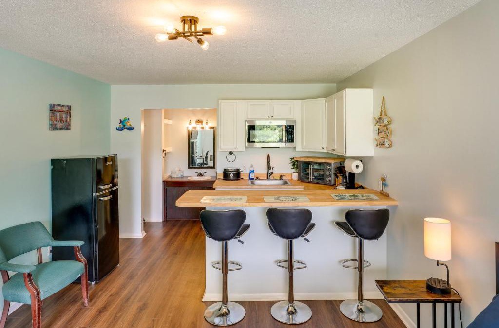 Eutawville Apartment | Lake Marion Gem Communal Outdoor Space with Views!