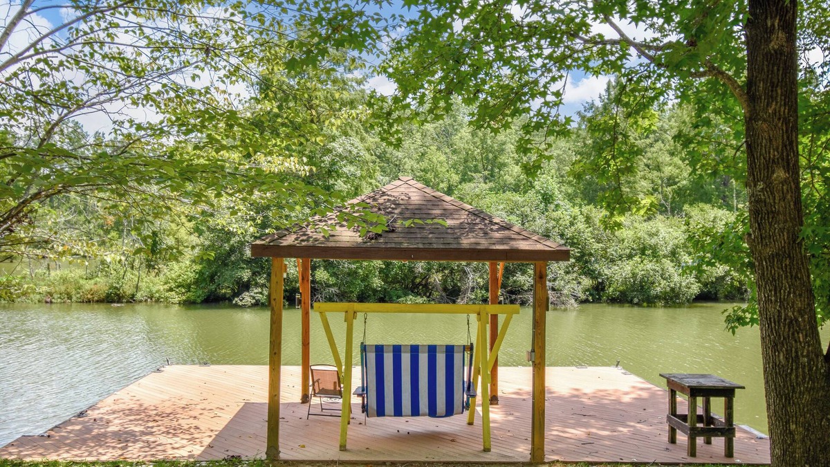 Alexander City House | Lake Martin Getaway- 6Br Lake Front Home
