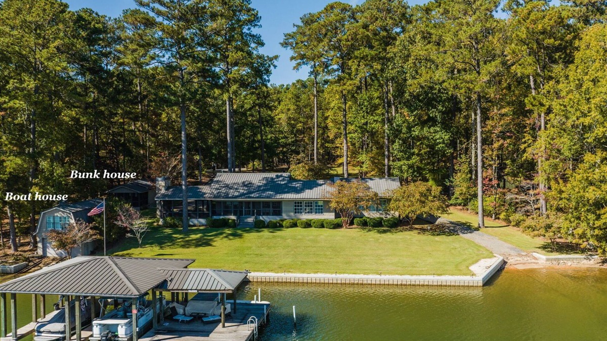 Coosa County House | Lake Martin Getaway- lake front- sleeps 24