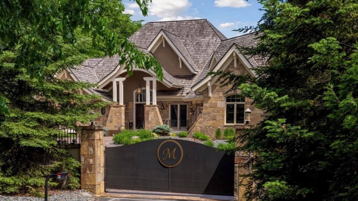 Navarre House | Lake Minnetonka, Maple Ridge Manor-Sleeps 18, Lake, Dock & Private Pool & spa