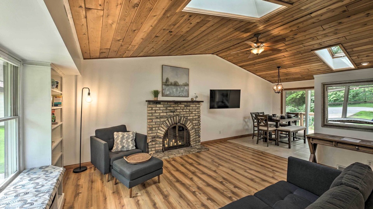 Delafield House | Lake Nagawicka Home - 2 Blocks to Boat Launch