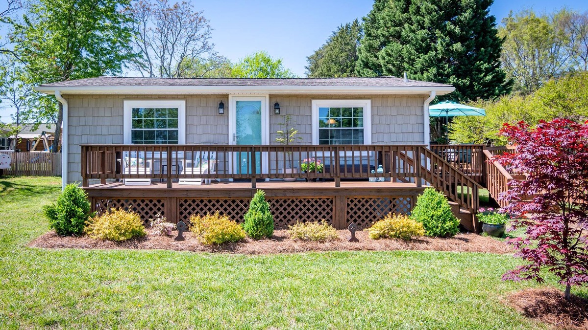 Mayhew Cottage | Lake Norman getaway steps away from Marina!