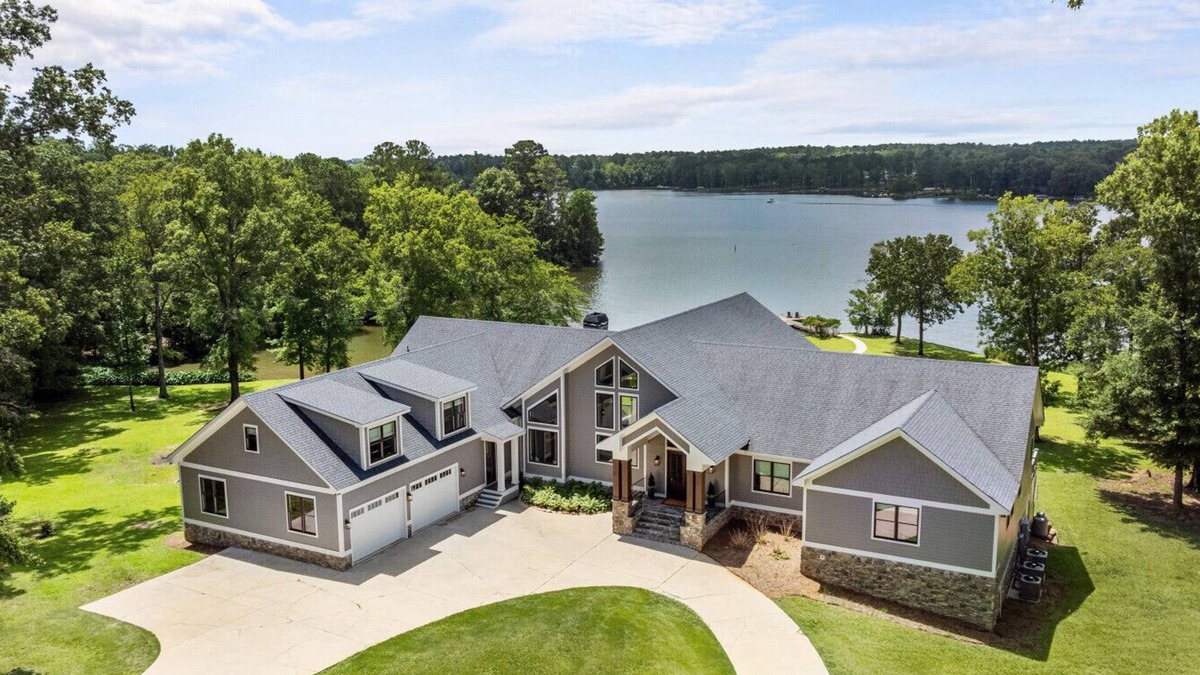 Buckhead House | Lake Oconee Pool Table 7 King Suites Kayaks SUPs