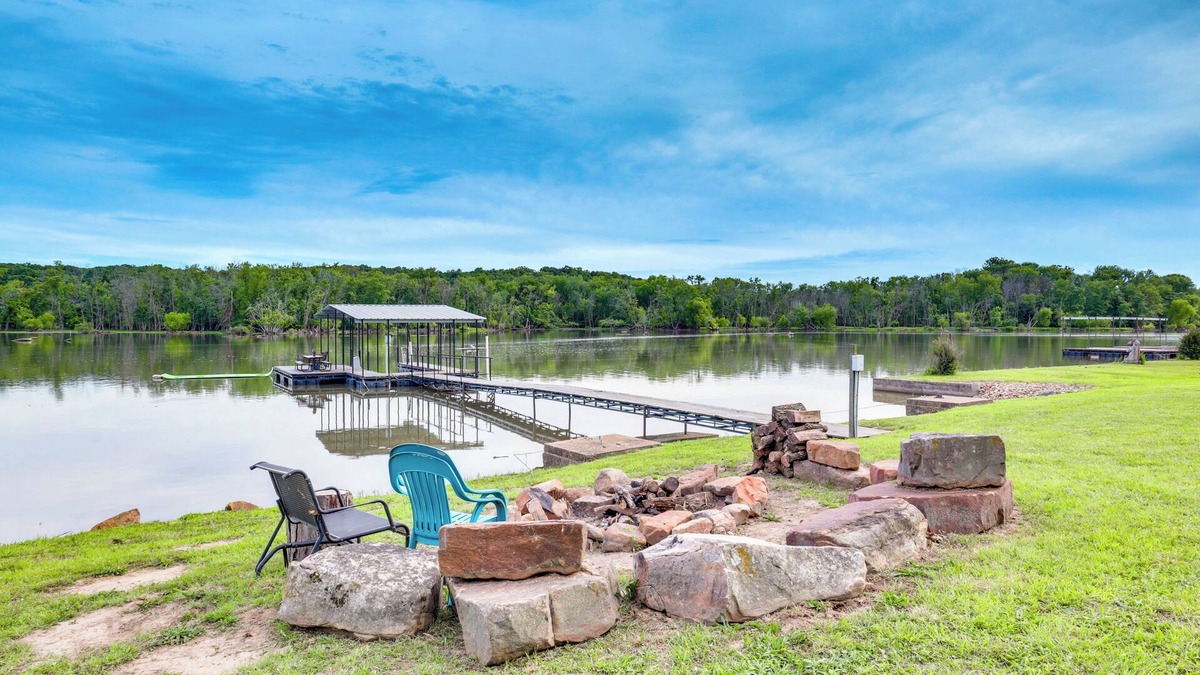 Lincoln Cabin | Lake of the Ozarks Cabin w/Private Dock + Kayaks