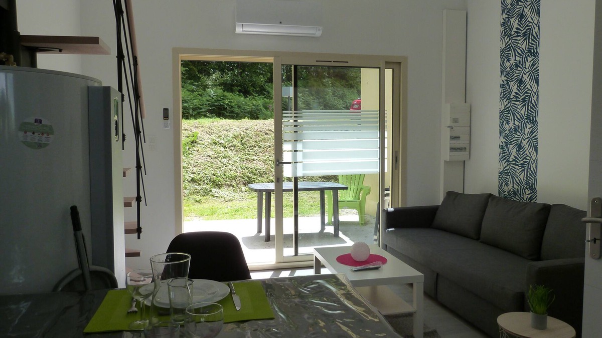 Saint-Pardoux House | Lake on foot! Bright studio+mezzanine, TV, WIFI, terrace, parking, near village