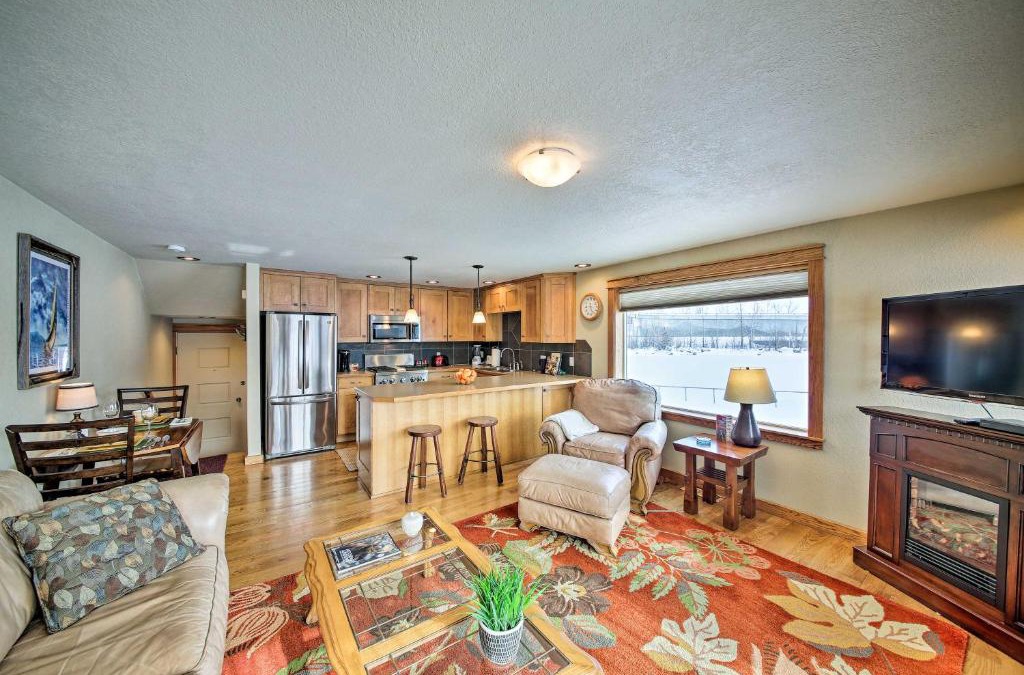 Sandpoint Apartment | Lake Pend Oreille Condo with Porch and Mountain View!