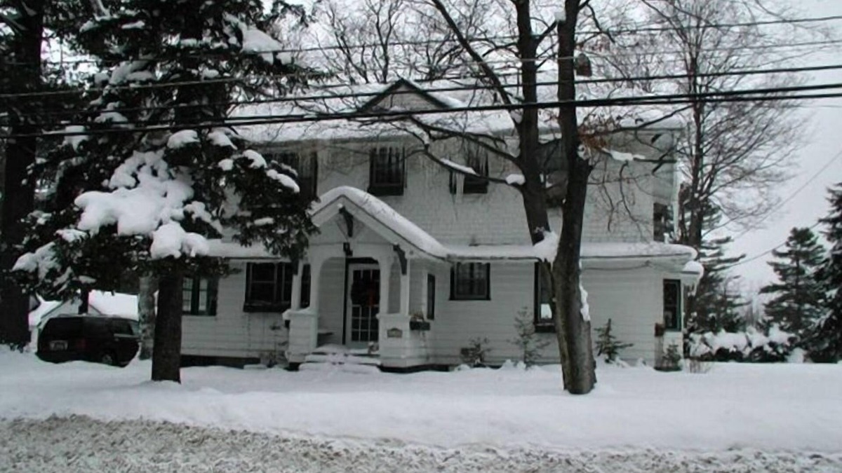 Hillcrest House | Lake Placid Hillcrest Haven - Sleeps 14 - 1 block to Main Street