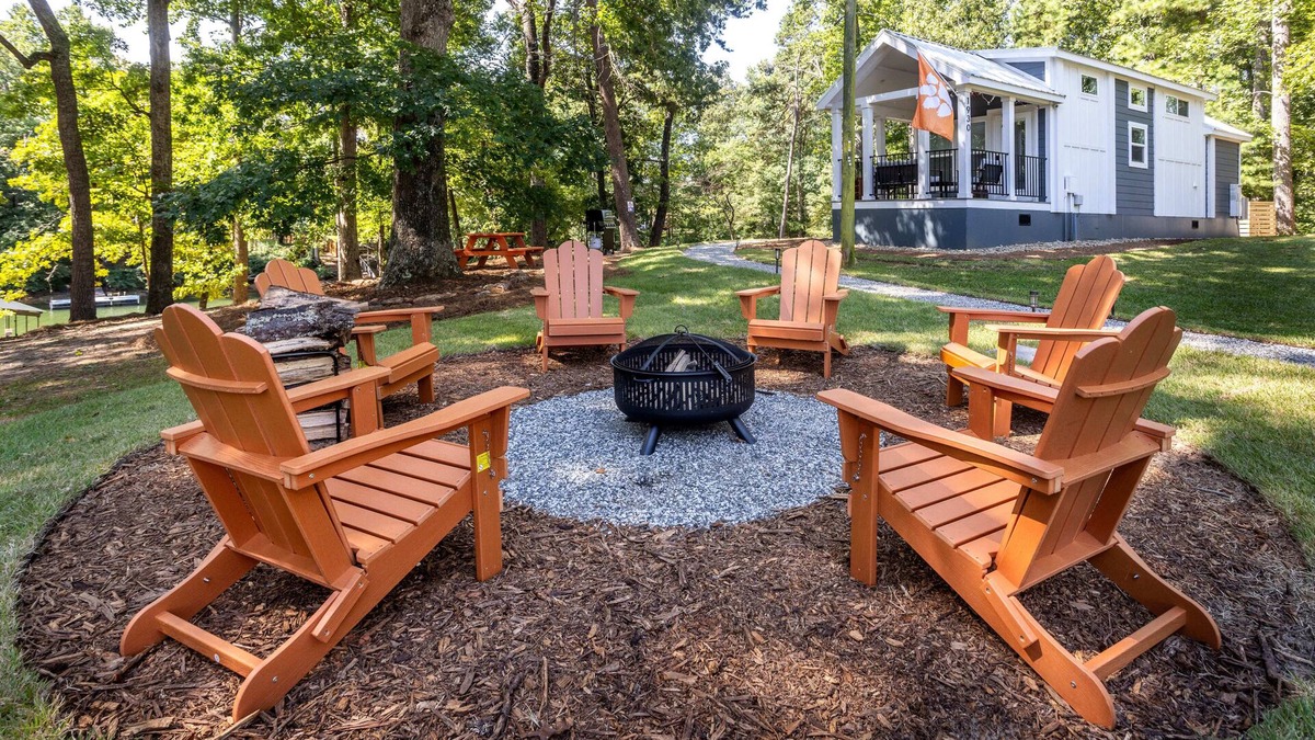 Anderson House | Lake Retreat- Mins to CU- Kayaks, Fire Pit, Dock