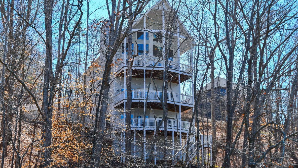 Dawsonville House | Lake Retreat - near wineries, shopping & hiking. Pet friendly. Game room!