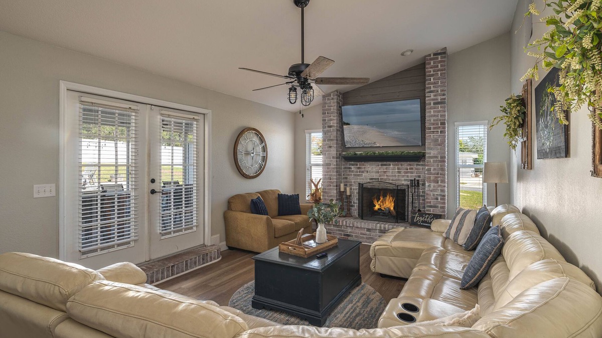 Lake Wales House | Lake Retreat w/Pool & Hot Tub near Bok Tower