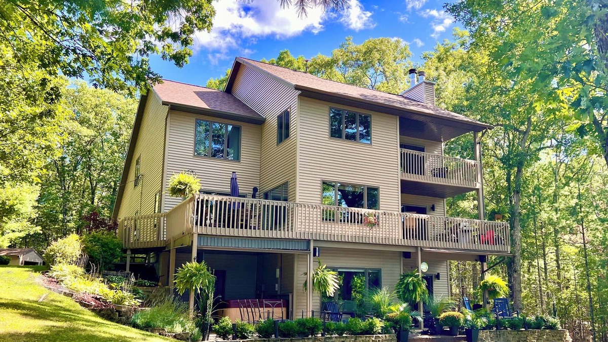 Baldwin House | Lake Retreat with spa & private beach! 😎🏝