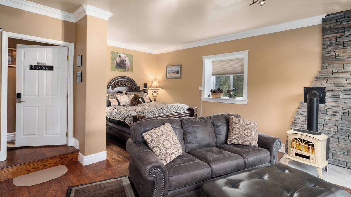 Evans House | Lake Roosevelt Suites - The Bear Den