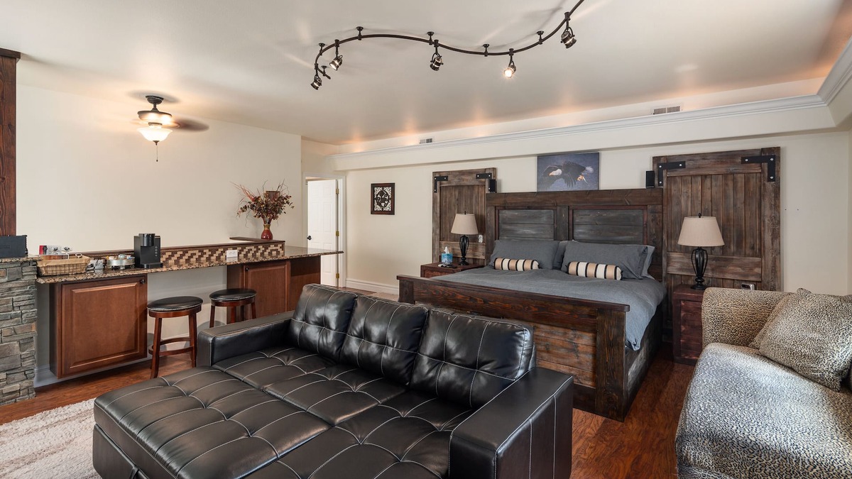 Evans House | Lake Roosevelt Suites - The Eagles Nest