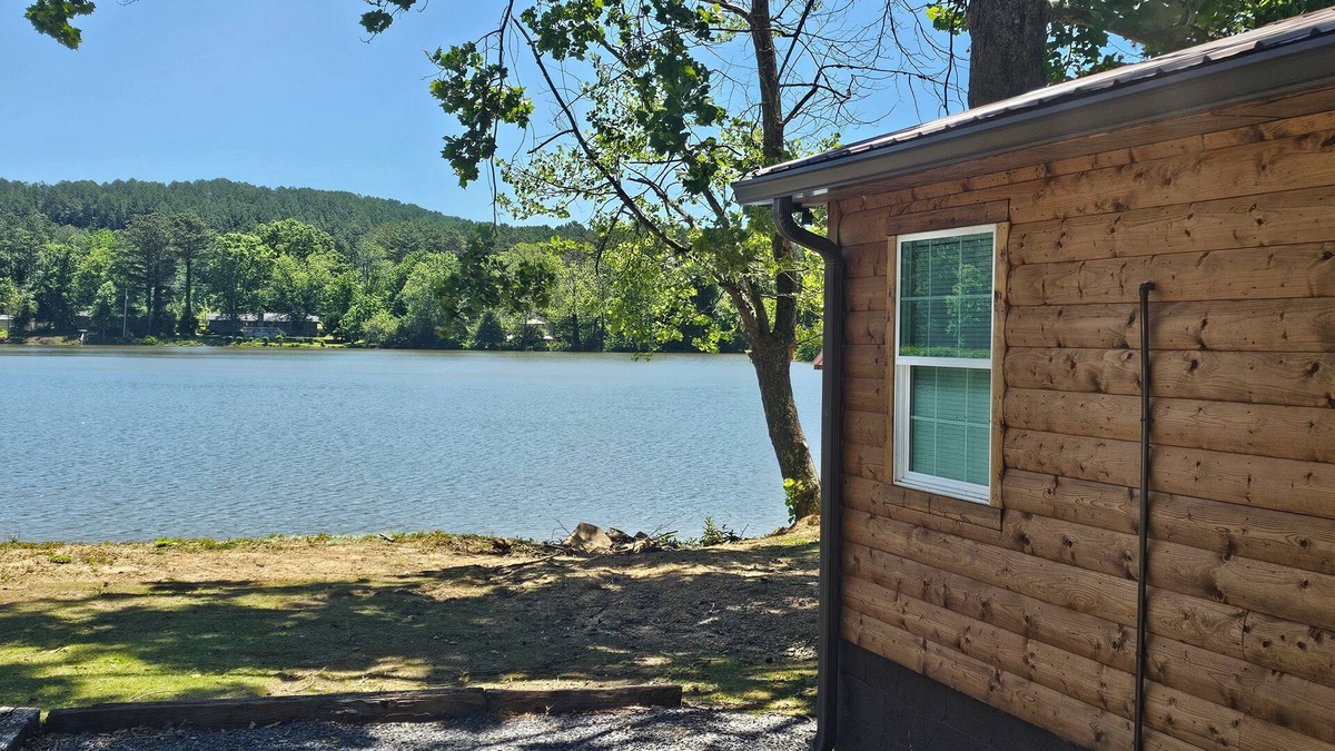 Tunnel Hill Cabin | Lake Shore cottage-waterfront