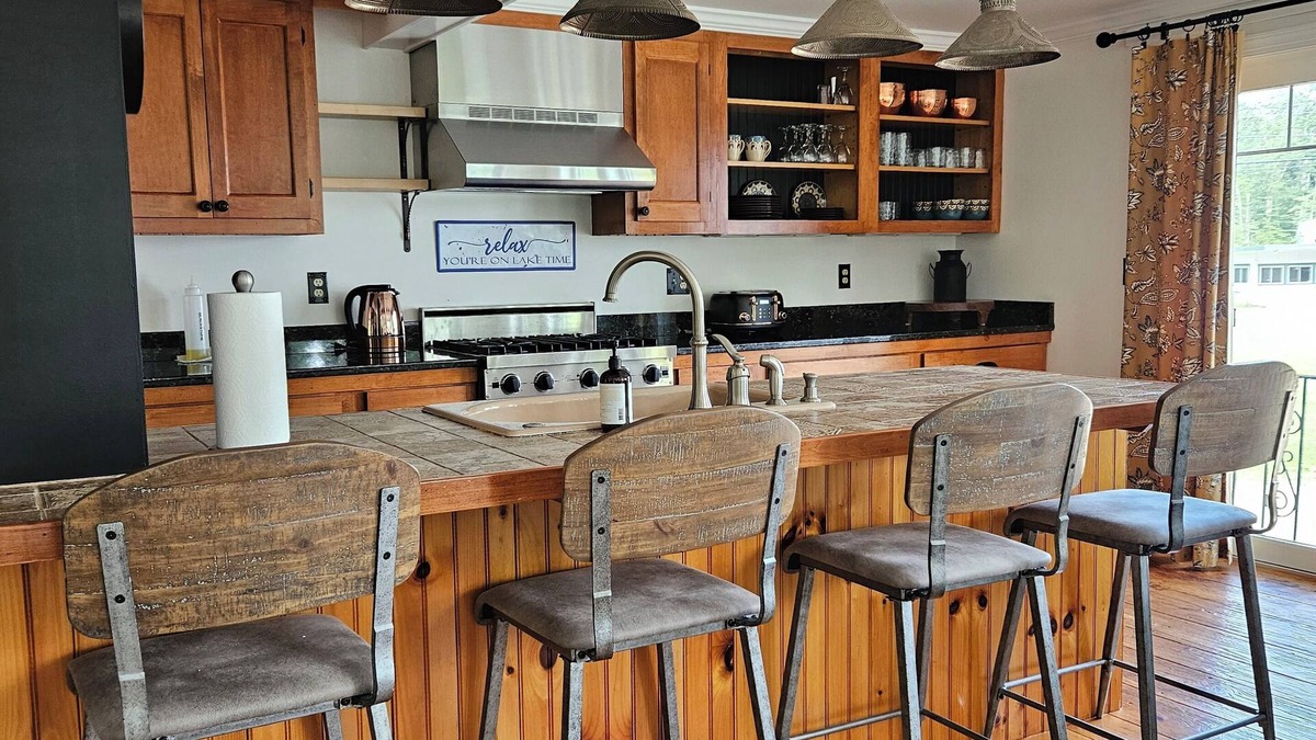 Shapleigh House | LAKE SIDE 4-Season home, 4-bdrm 2-bath, super clean, bright & cozy