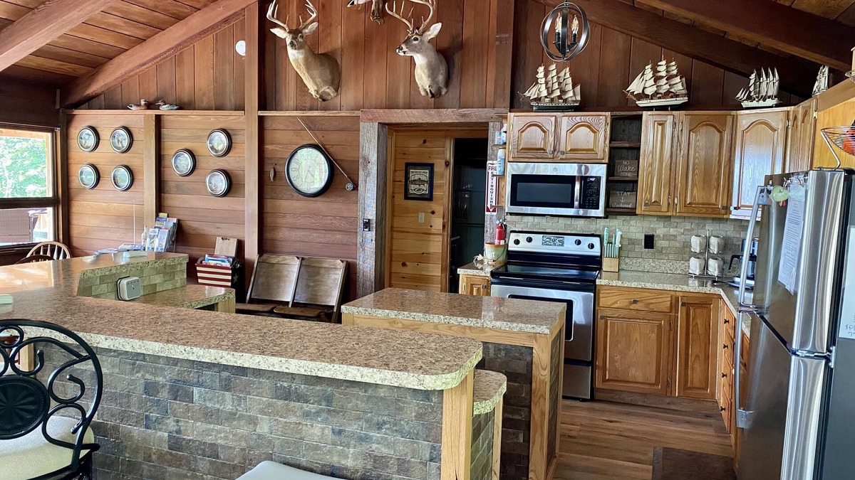 Nancy Cabin | Lake side Abode with a Spectacular year round View of the lake. 🌅