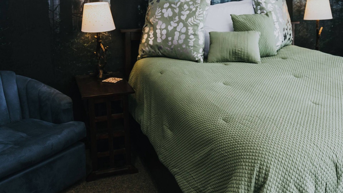 White Cloud Apartment | Lake Side Guest House with Hot Tub