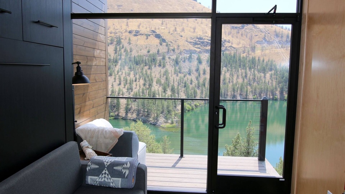 Madras House | Lake Simtustus Resort Crown Point Tiny Home #11 - Hot Tub