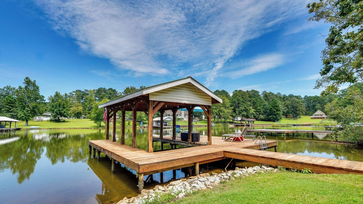 Milledgeville House | Lake Sinclair Escape: Screened Porch, Modern Style